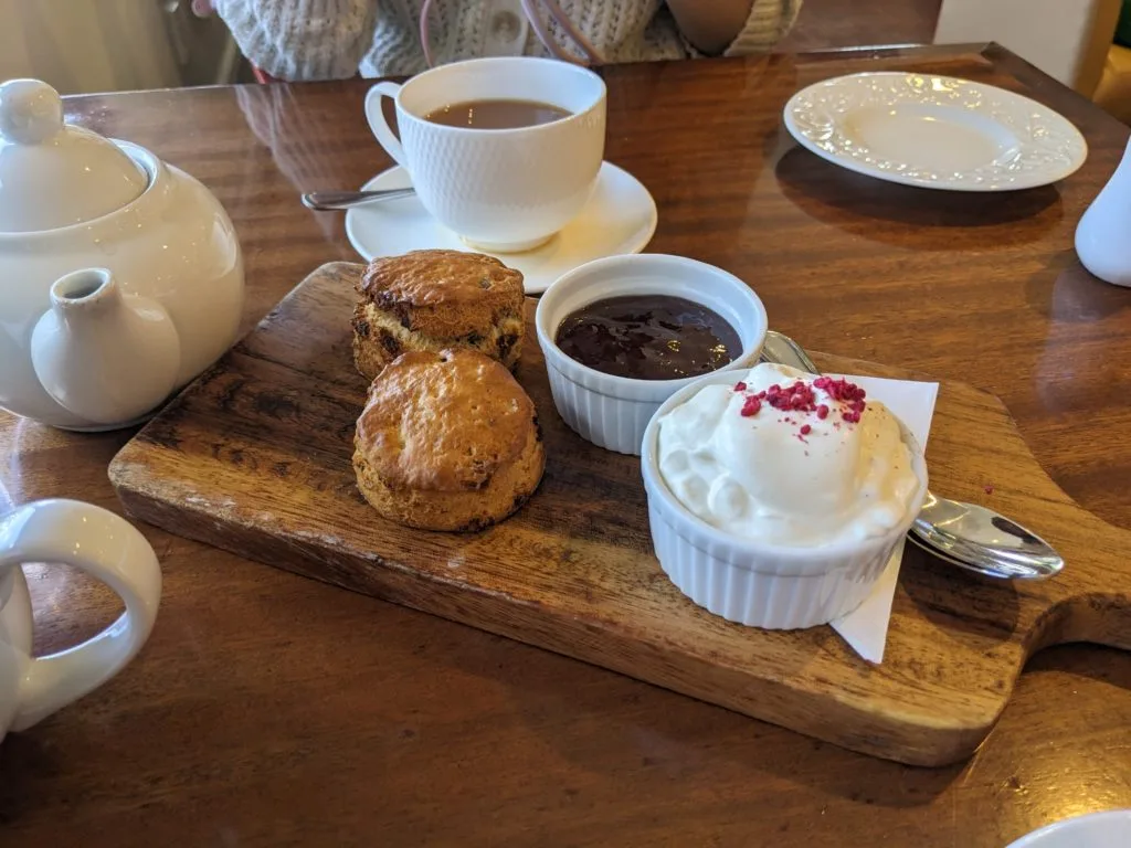 50BistroのHigh Teaで提供されるスコーンとクロテッドクリーム、ジャム