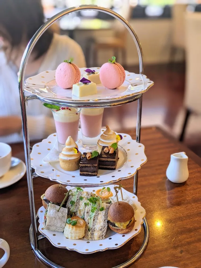 50BistroのHigh Tea、3段のティースタンドに並ぶスイーツとサンドイッチ
