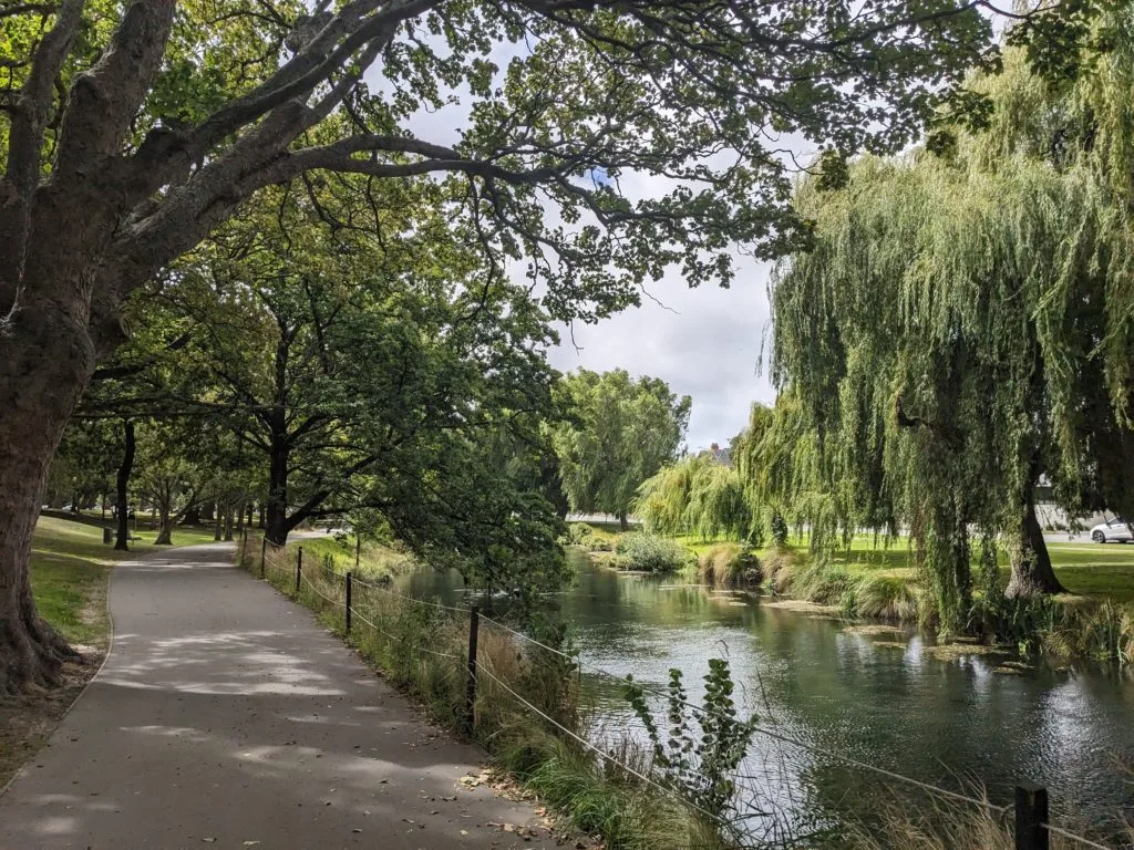 クライストチャーチのハグレー公園、小川沿いの緑豊かな散歩道